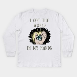 I got the world in my hands Kids Long Sleeve T-Shirt